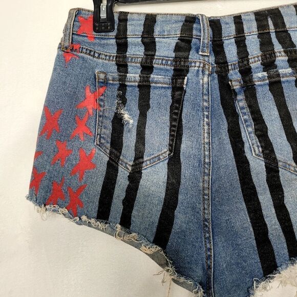 Her Universe Birds Of Prey Harley Quinn Distressed Denim Shorts Size 5 - Picture 6 of 8